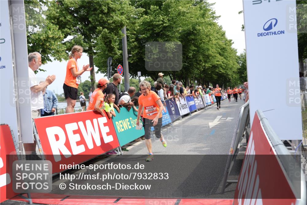 15.06.2025 - REWE Women's Run Strokosch-Dieckow http://msf.ph/oto/7932833 15.06.2025 11:04:51 Ziel 5023, 5408, 5420 meine-sportfotos.de