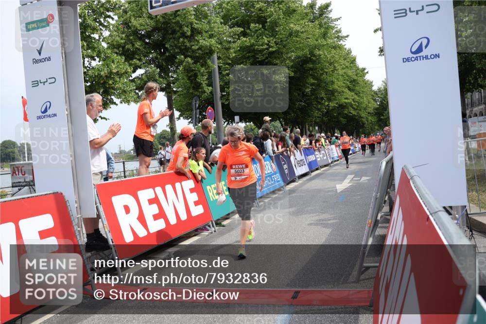 15.06.2025 - REWE Women's Run Strokosch-Dieckow http://msf.ph/oto/7932836 15.06.2025 11:04:51 Ziel 5023, 5408, 5420 meine-sportfotos.de