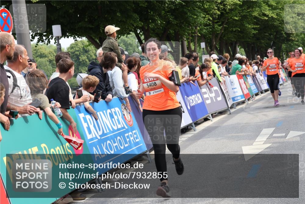 15.06.2025 - REWE Women's Run Strokosch-Dieckow http://msf.ph/oto/7932855 15.06.2025 11:04:55 Ziel 5020, 5021, 5023, 5408, 5458, 5459 meine-sportfotos.de