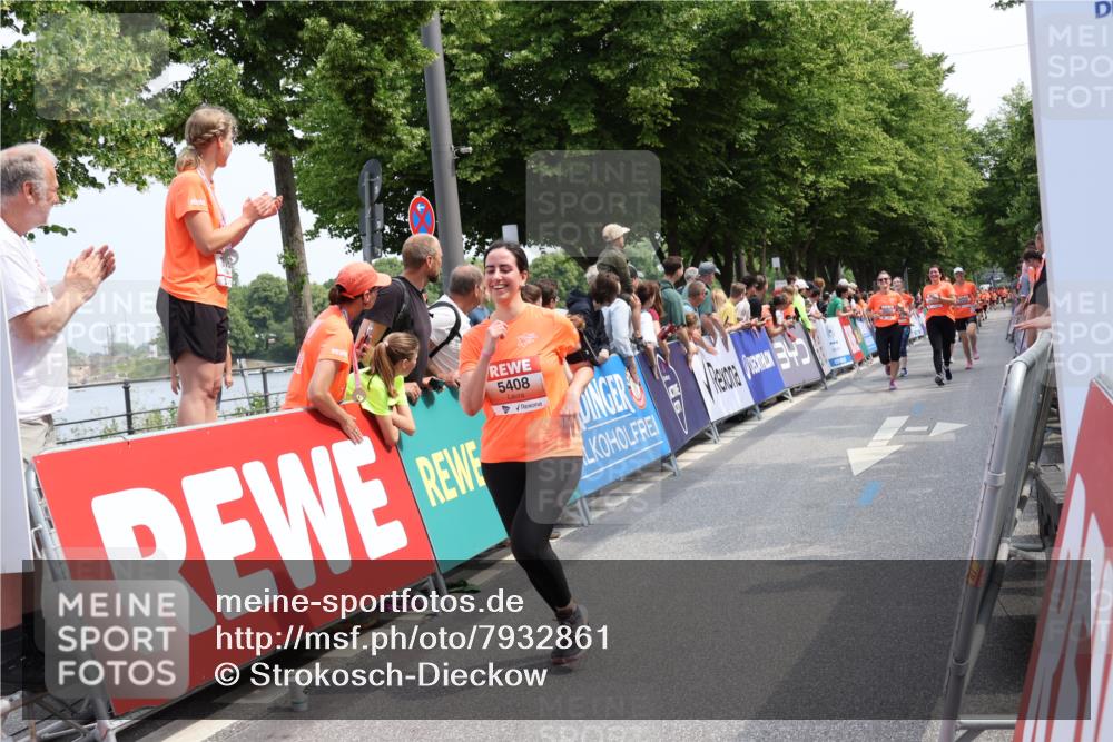 15.06.2025 - REWE Women's Run Strokosch-Dieckow http://msf.ph/oto/7932861 15.06.2025 11:04:56 Ziel 5020, 5021, 5023, 5408, 5458, 5459 meine-sportfotos.de