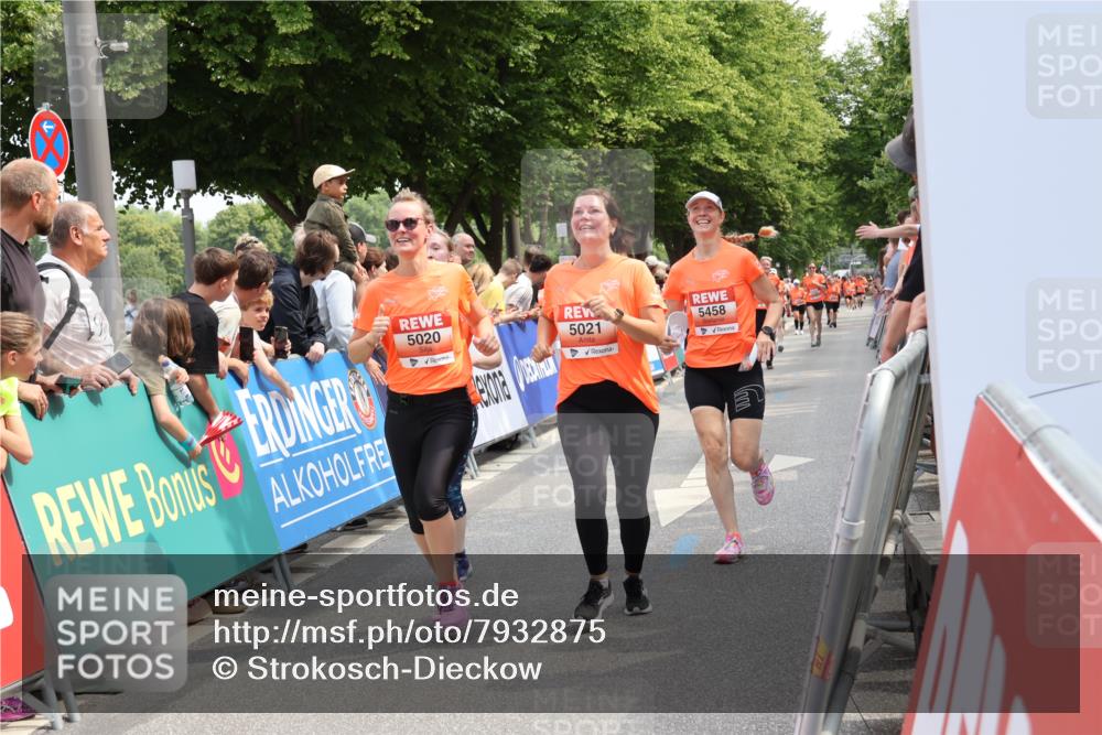 15.06.2025 - REWE Women's Run Strokosch-Dieckow http://msf.ph/oto/7932875 15.06.2025 11:05:00 Ziel 5020, 5021, 5408, 5458, 5459, 5574 meine-sportfotos.de