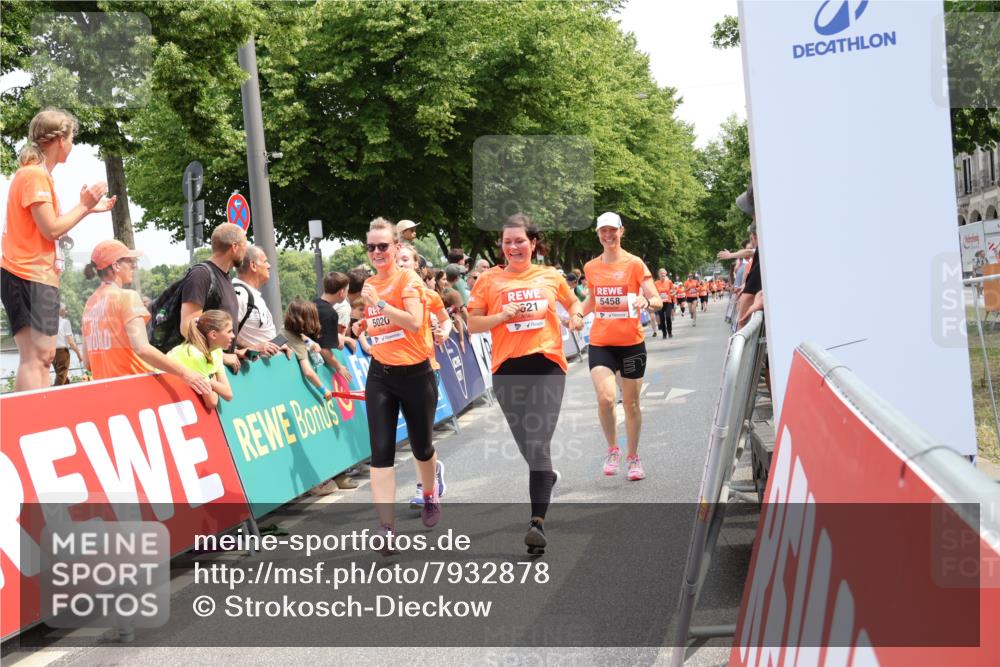 15.06.2025 - REWE Women's Run Strokosch-Dieckow http://msf.ph/oto/7932878 15.06.2025 11:05:00 Ziel 5020, 5021, 5408, 5458, 5459, 5574 meine-sportfotos.de