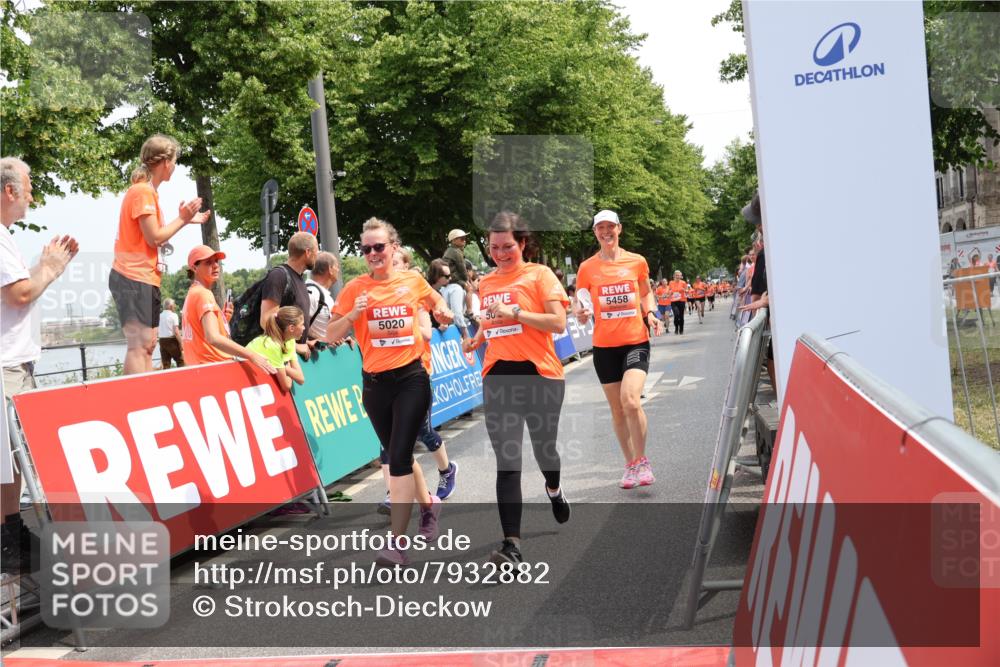 15.06.2025 - REWE Women's Run Strokosch-Dieckow http://msf.ph/oto/7932882 15.06.2025 11:05:01 Ziel 5020, 5021, 5408, 5458, 5459, 5574 meine-sportfotos.de