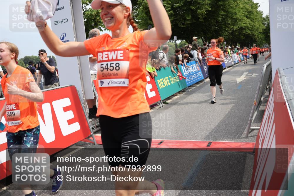 15.06.2025 - REWE Women's Run Strokosch-Dieckow http://msf.ph/oto/7932899 15.06.2025 11:05:02 Ziel 5020, 5021, 5408, 5458, 5459, 5574 meine-sportfotos.de