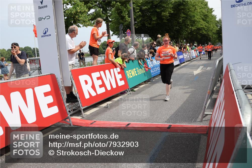 15.06.2025 - REWE Women's Run Strokosch-Dieckow http://msf.ph/oto/7932903 15.06.2025 11:05:03 Ziel 5020, 5021, 5458, 5459, 5574, 5596 meine-sportfotos.de