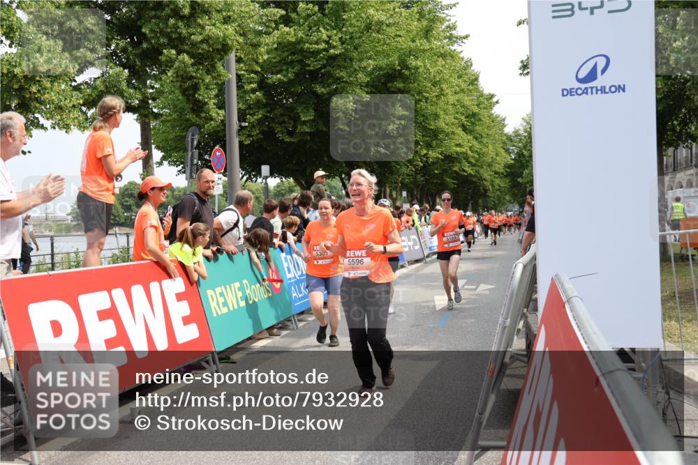 15.06.2025 - REWE Women's Run Strokosch-Dieckow http://msf.ph/oto/7932928 15.06.2025 11:05:09 Ziel 5183, 5184, 5301, 5574, 5596 meine-sportfotos.de