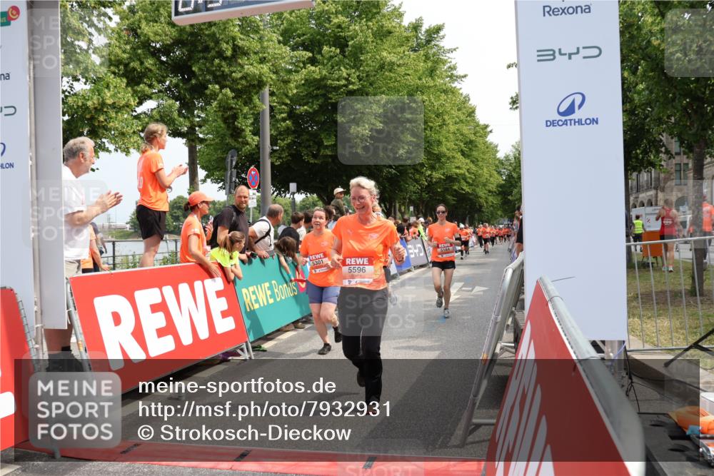15.06.2025 - REWE Women's Run Strokosch-Dieckow http://msf.ph/oto/7932931 15.06.2025 11:05:09 Ziel 5183, 5184, 5301, 5574, 5596 meine-sportfotos.de
