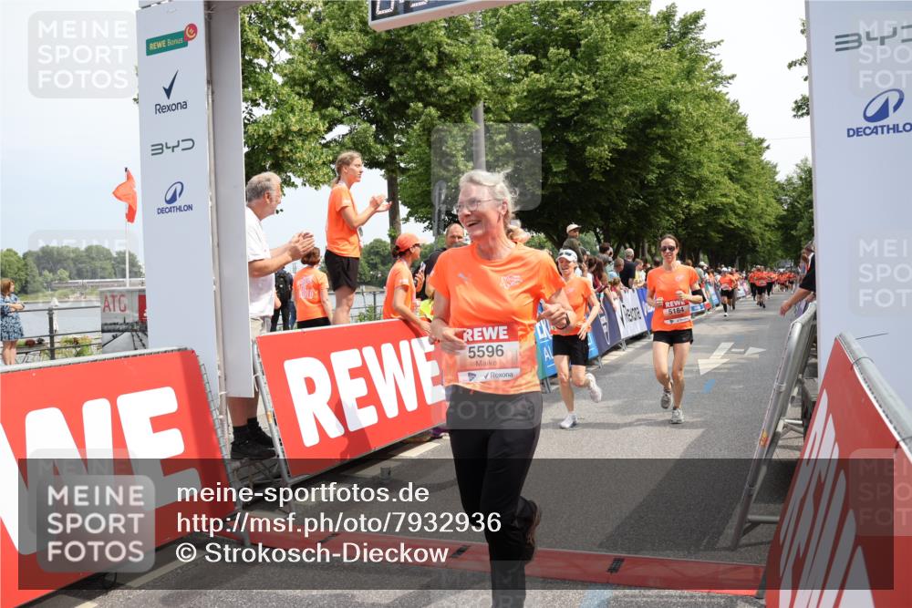 15.06.2025 - REWE Women's Run Strokosch-Dieckow http://msf.ph/oto/7932936 15.06.2025 11:05:10 Ziel 5183, 5184, 5202, 5301, 5574, 5596 meine-sportfotos.de