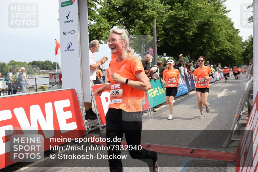 15.06.2025 - REWE Women's Run Strokosch-Dieckow http://msf.ph/oto/7932940 15.06.2025 11:05:10 Ziel 5183, 5184, 5202, 5301, 5574, 5596 meine-sportfotos.de