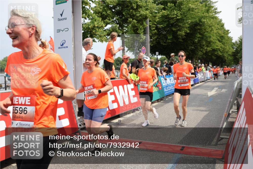 15.06.2025 - REWE Women's Run Strokosch-Dieckow http://msf.ph/oto/7932942 15.06.2025 11:05:11 Ziel 5183, 5184, 5202, 5301, 5596 meine-sportfotos.de