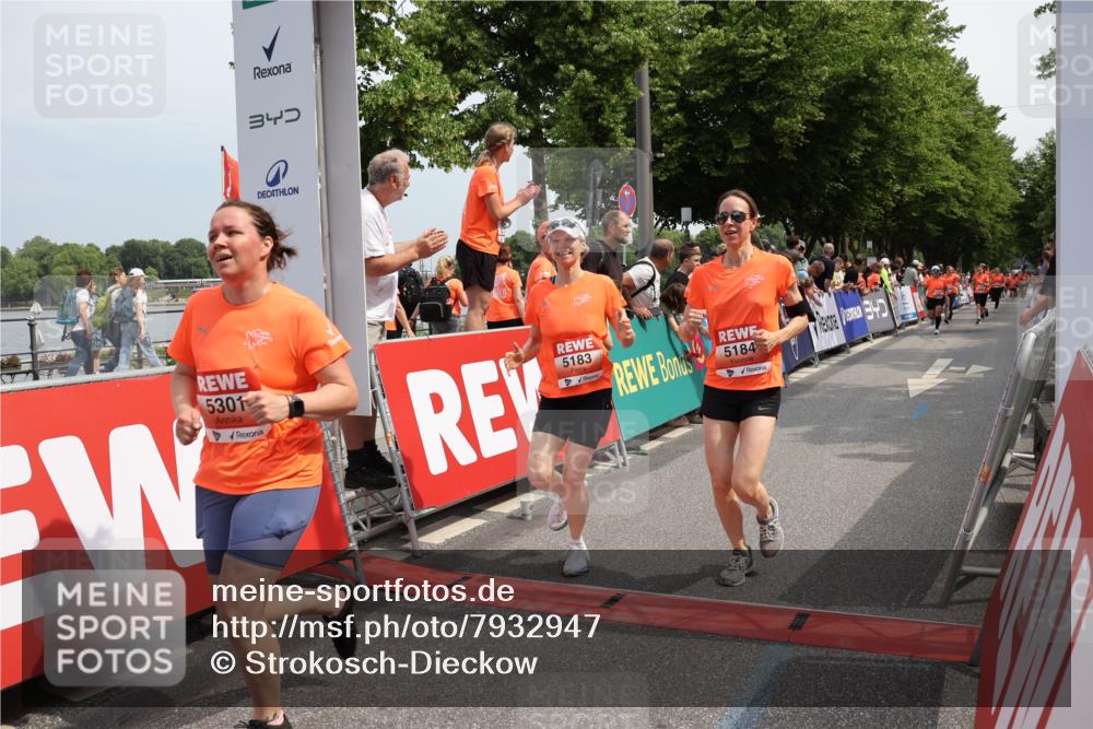 15.06.2025 - REWE Women's Run Strokosch-Dieckow http://msf.ph/oto/7932947 15.06.2025 11:05:11 Ziel 5183, 5184, 5202, 5301, 5596 meine-sportfotos.de