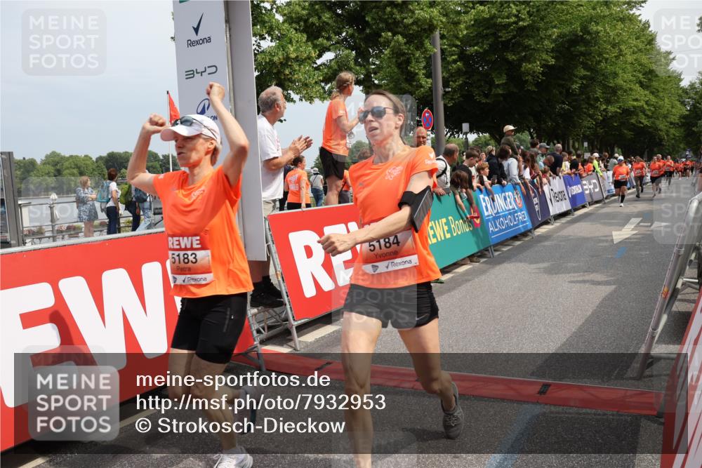 15.06.2025 - REWE Women's Run Strokosch-Dieckow http://msf.ph/oto/7932953 15.06.2025 11:05:12 Ziel 5116, 5183, 5184, 5202, 5301, 5346, 5596, 5639 meine-sportfotos.de