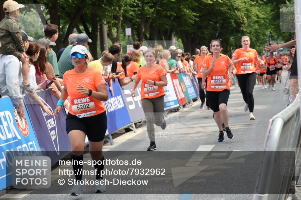 15.06.2025 - REWE Women's Run Strokosch-Dieckow http://msf.ph/oto/7932962 15.06.2025 11:05:15 Ziel 5116, 5183, 5184, 5202, 5301, 5321, 5346, 5347, 5596, 5639 meine-sportfotos.de