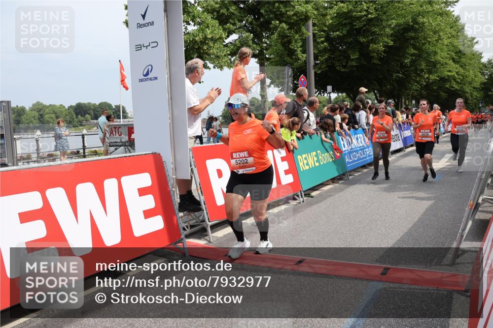 15.06.2025 - REWE Women's Run Strokosch-Dieckow http://msf.ph/oto/7932977 15.06.2025 11:05:17 Ziel 5116, 5183, 5184, 5202, 5224, 5301, 5321, 5346, 5347, 5639 meine-sportfotos.de