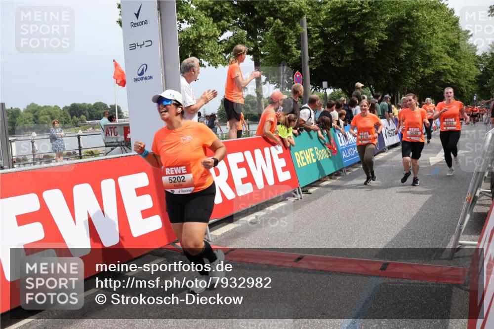 15.06.2025 - REWE Women's Run Strokosch-Dieckow http://msf.ph/oto/7932982 15.06.2025 11:05:17 Ziel 5116, 5183, 5184, 5202, 5224, 5301, 5321, 5346, 5347, 5639 meine-sportfotos.de