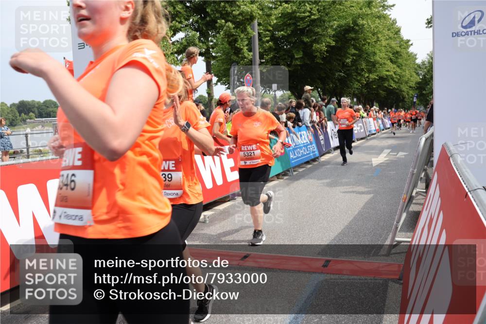 15.06.2025 - REWE Women's Run Strokosch-Dieckow http://msf.ph/oto/7933000 15.06.2025 11:05:19 Ziel 5116, 5202, 5223, 5224, 5321, 5346, 5347, 5639 meine-sportfotos.de