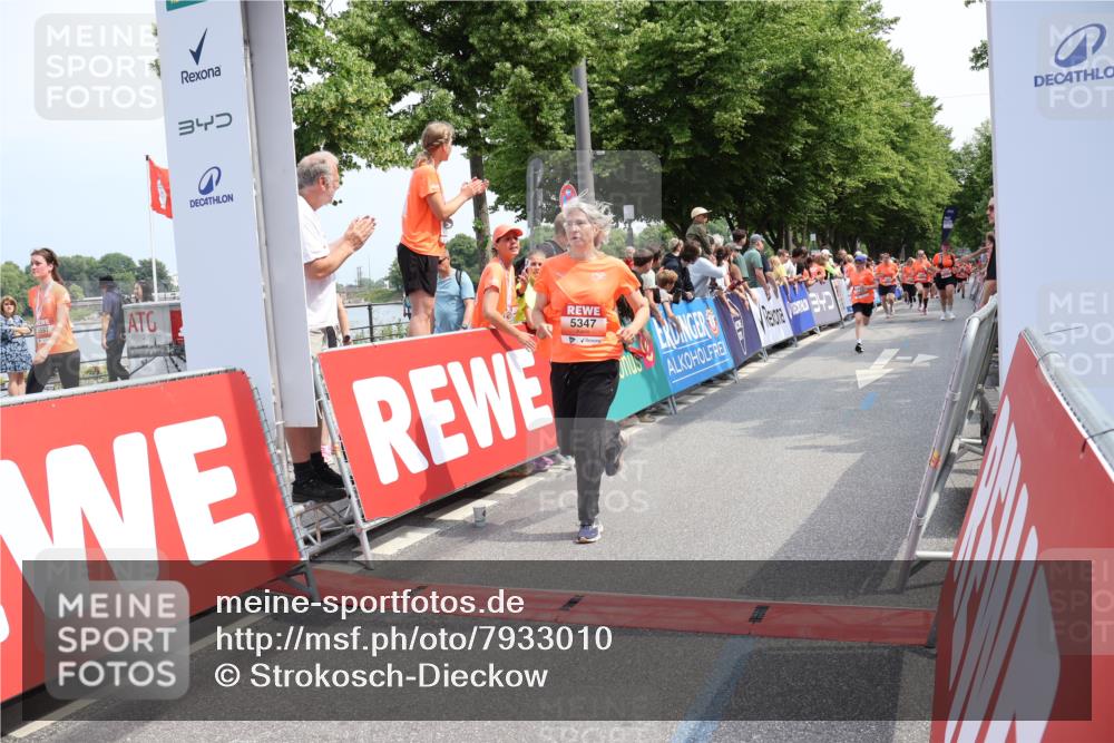 15.06.2025 - REWE Women's Run Strokosch-Dieckow http://msf.ph/oto/7933010 15.06.2025 11:05:21 Ziel 5116, 5202, 5223, 5224, 5321, 5346, 5347, 5518, 5639, 5646, 5690 meine-sportfotos.de