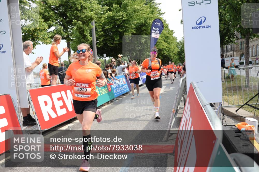 15.06.2025 - REWE Women's Run Strokosch-Dieckow http://msf.ph/oto/7933038 15.06.2025 11:05:25 Ziel 5116, 5223, 5224, 5275, 5321, 5346, 5347, 5401, 5440, 5444, 5477, 5518, 5540, 5557, 5639, 5646, 5690 meine-sportfotos.de