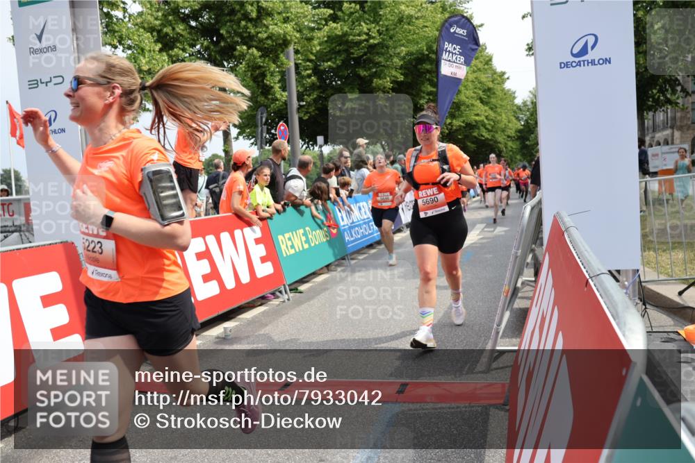 15.06.2025 - REWE Women's Run Strokosch-Dieckow http://msf.ph/oto/7933042 15.06.2025 11:05:26 Ziel 5089, 5103, 5216, 5223, 5224, 5275, 5321, 5347, 5401, 5439, 5440, 5444, 5477, 5518, 5540, 5557, 5646, 5690 meine-sportfotos.de