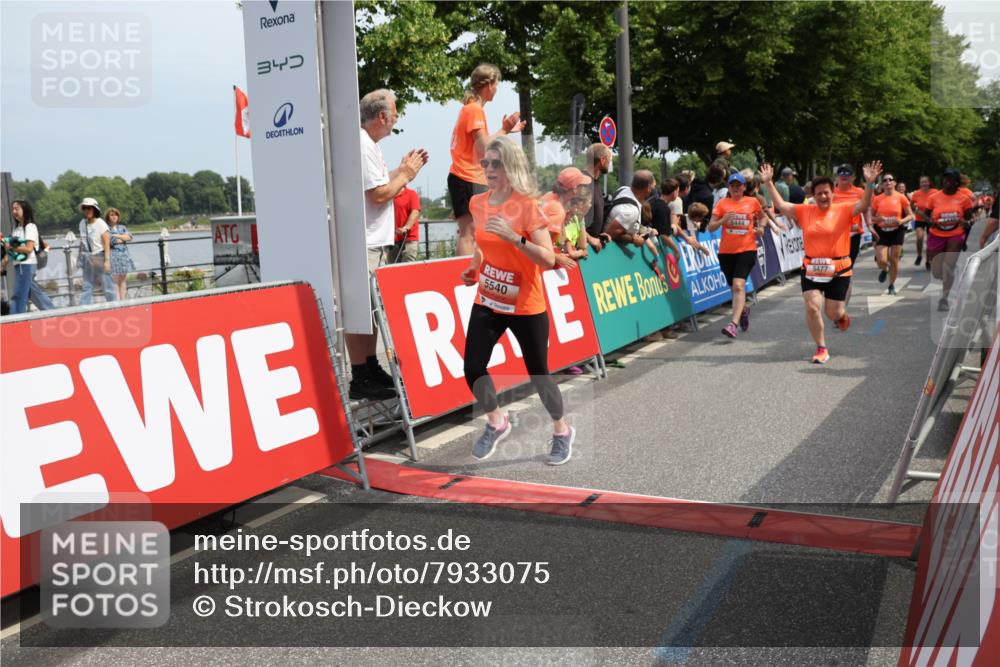 15.06.2025 - REWE Women's Run Strokosch-Dieckow http://msf.ph/oto/7933075 15.06.2025 11:05:29 Ziel 5089, 5103, 5216, 5223, 5224, 5275, 5401, 5431, 5439, 5440, 5444, 5477, 5518, 5540, 5544, 5557, 5646, 5690 meine-sportfotos.de