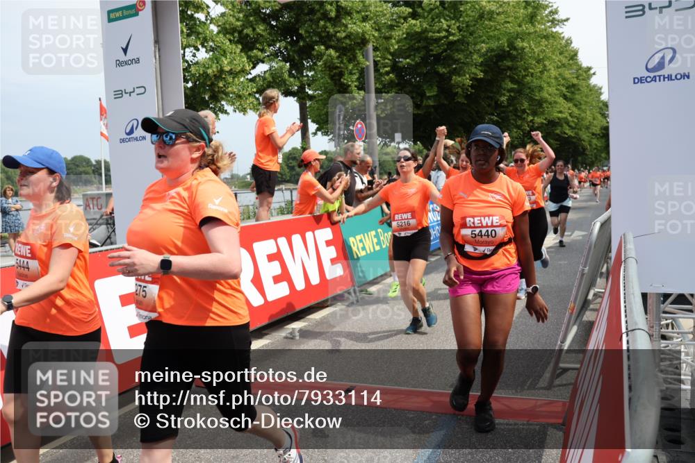 15.06.2025 - REWE Women's Run Strokosch-Dieckow http://msf.ph/oto/7933114 15.06.2025 11:05:32 Ziel 5089, 5103, 5216, 5223, 5260, 5275, 5344, 5401, 5431, 5439, 5440, 5444, 5477, 5518, 5540, 5544, 5557, 5646, 5690 meine-sportfotos.de