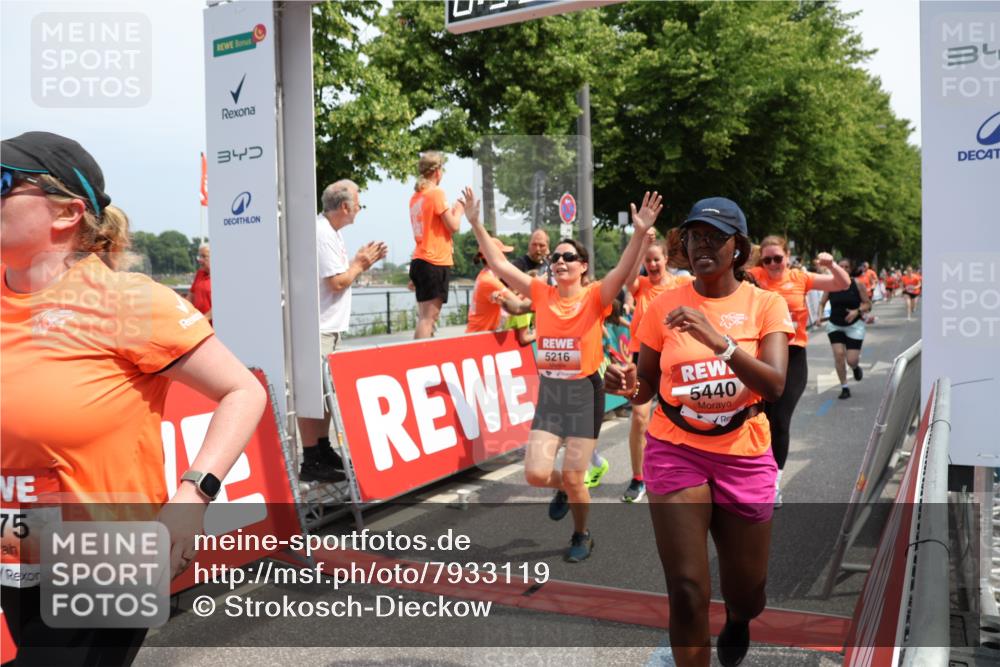 15.06.2025 - REWE Women's Run Strokosch-Dieckow http://msf.ph/oto/7933119 15.06.2025 11:05:32 Ziel 5089, 5103, 5216, 5223, 5260, 5275, 5344, 5401, 5431, 5439, 5440, 5444, 5477, 5518, 5540, 5544, 5557, 5646, 5690 meine-sportfotos.de