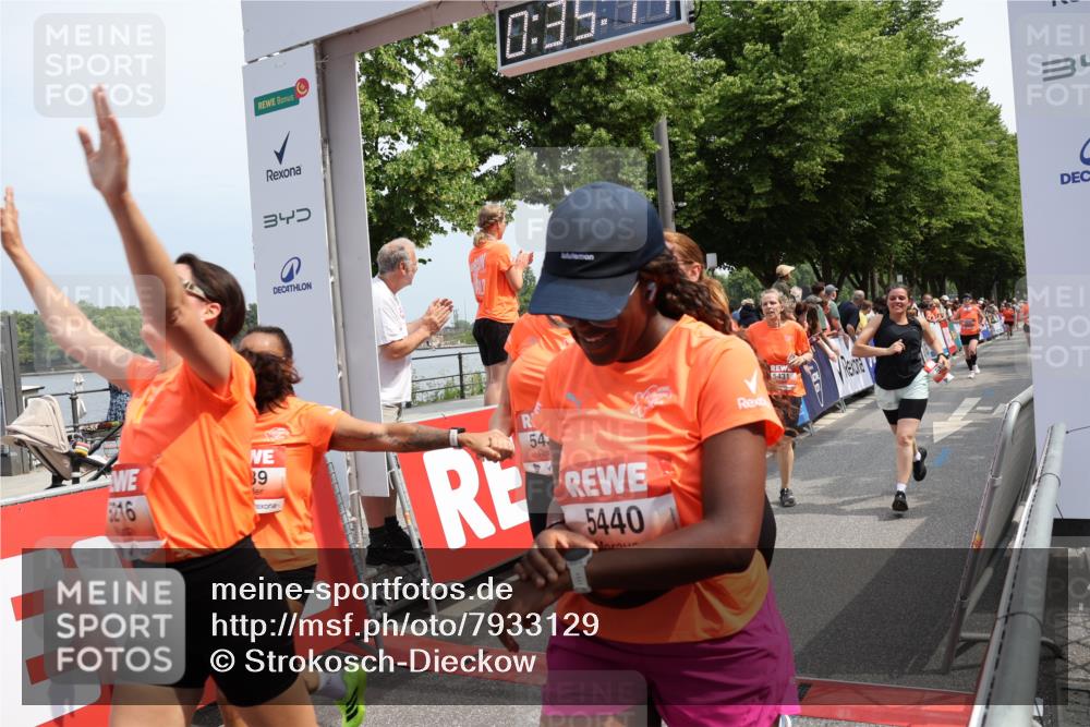 15.06.2025 - REWE Women's Run Strokosch-Dieckow http://msf.ph/oto/7933129 15.06.2025 11:05:33 Ziel 5089, 5103, 5216, 5260, 5275, 5344, 5401, 5431, 5439, 5440, 5444, 5477, 5518, 5540, 5544, 5557, 5604, 5646, 5690 meine-sportfotos.de