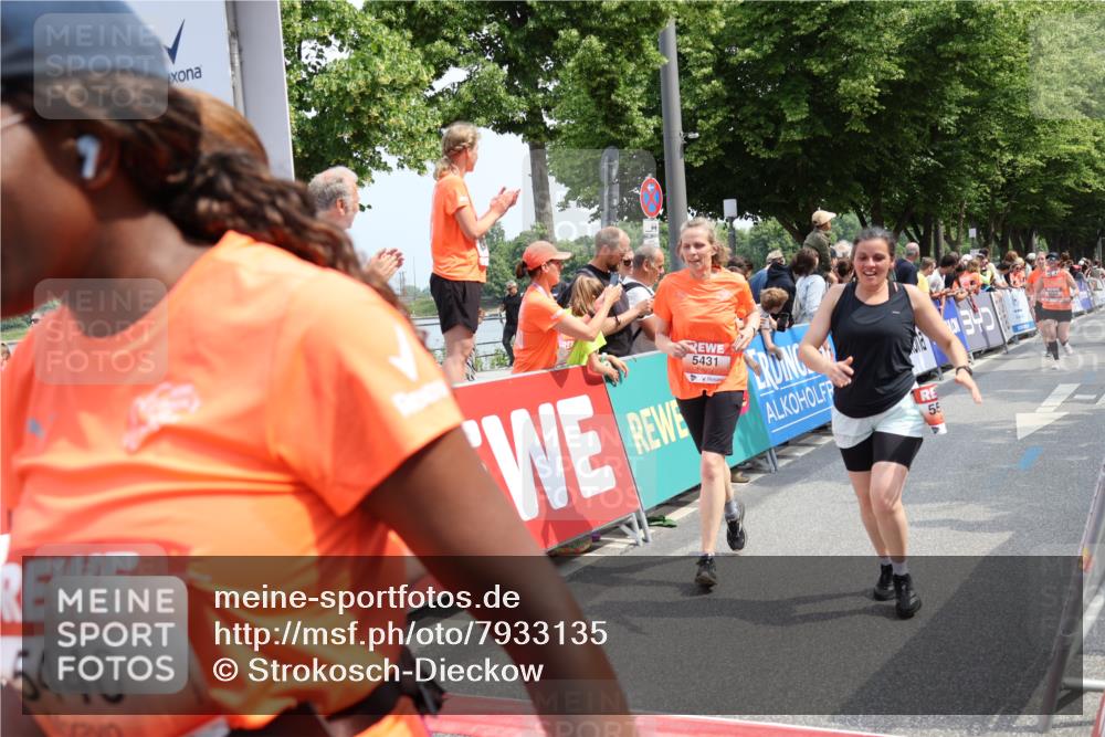 15.06.2025 - REWE Women's Run Strokosch-Dieckow http://msf.ph/oto/7933135 15.06.2025 11:05:34 Ziel 5089, 5103, 5216, 5260, 5275, 5344, 5401, 5431, 5439, 5440, 5444, 5477, 5518, 5540, 5544, 5557, 5604, 5646 meine-sportfotos.de
