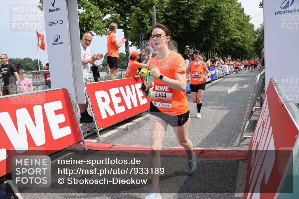 15.06.2025 - REWE Women's Run Strokosch-Dieckow http://msf.ph/oto/7933189 15.06.2025 11:05:39 Ziel 5089, 5103, 5216, 5260, 5344, 5431, 5439, 5544, 5604 meine-sportfotos.de