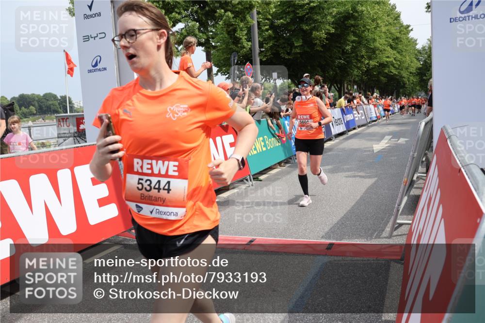 15.06.2025 - REWE Women's Run Strokosch-Dieckow http://msf.ph/oto/7933193 15.06.2025 11:05:39 Ziel 5089, 5103, 5216, 5260, 5344, 5431, 5439, 5544, 5604 meine-sportfotos.de