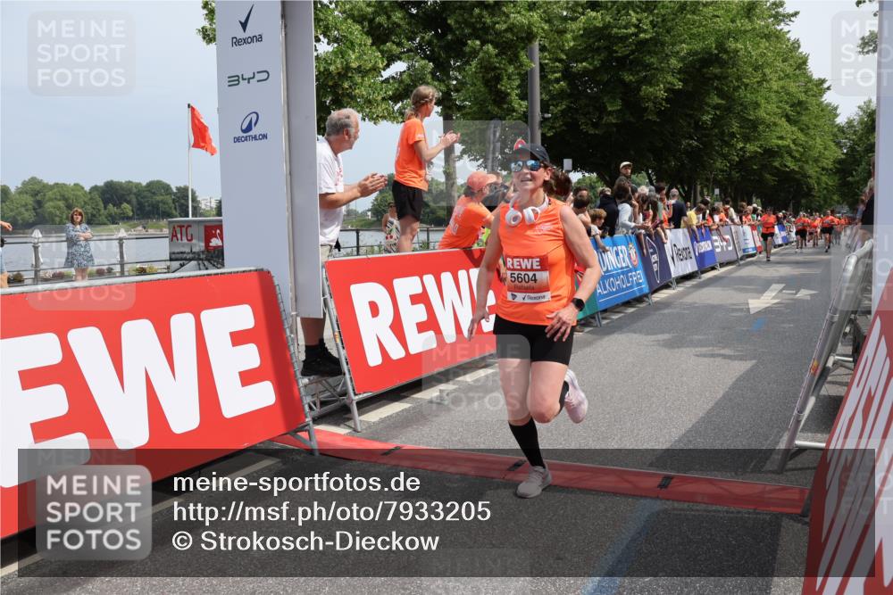 15.06.2025 - REWE Women's Run Strokosch-Dieckow http://msf.ph/oto/7933205 15.06.2025 11:05:40 Ziel 5260, 5344, 5431, 5544, 5604, 5668 meine-sportfotos.de