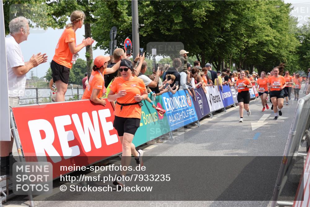15.06.2025 - REWE Women's Run Strokosch-Dieckow http://msf.ph/oto/7933235 15.06.2025 11:05:46 Ziel 5028, 5146, 5284, 5387, 5388, 5472, 5604, 5668 meine-sportfotos.de