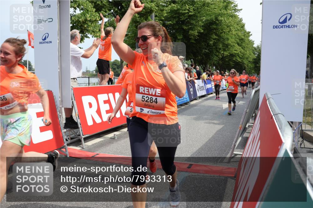 15.06.2025 - REWE Women's Run Strokosch-Dieckow http://msf.ph/oto/7933313 15.06.2025 11:05:52 Ziel 5005, 5028, 5146, 5195, 5261, 5284, 5298, 5387, 5388, 5472, 5553, 5668 meine-sportfotos.de