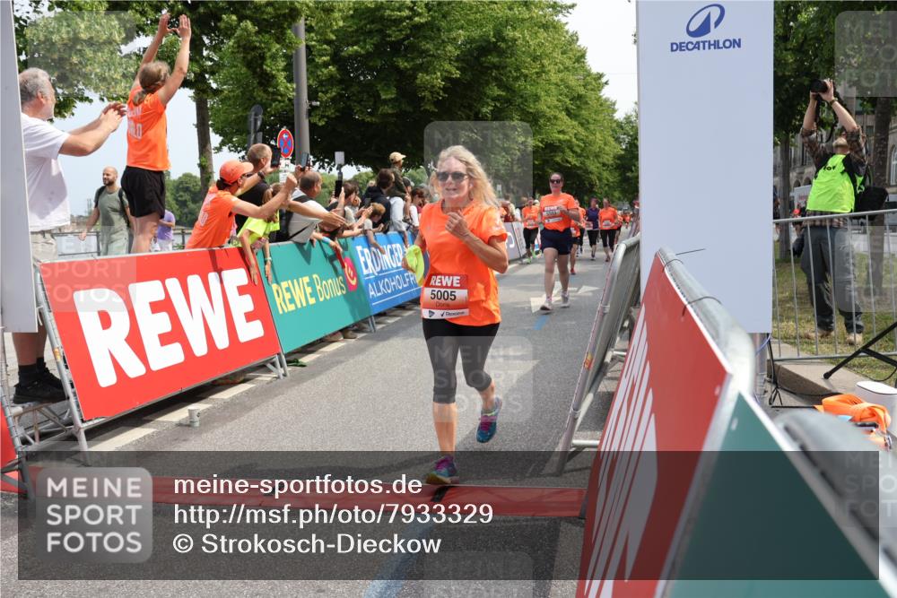 15.06.2025 - REWE Women's Run Strokosch-Dieckow http://msf.ph/oto/7933329 15.06.2025 11:05:54 Ziel 5005, 5028, 5146, 5195, 5212, 5261, 5265, 5284, 5298, 5387, 5388, 5472, 5553 meine-sportfotos.de