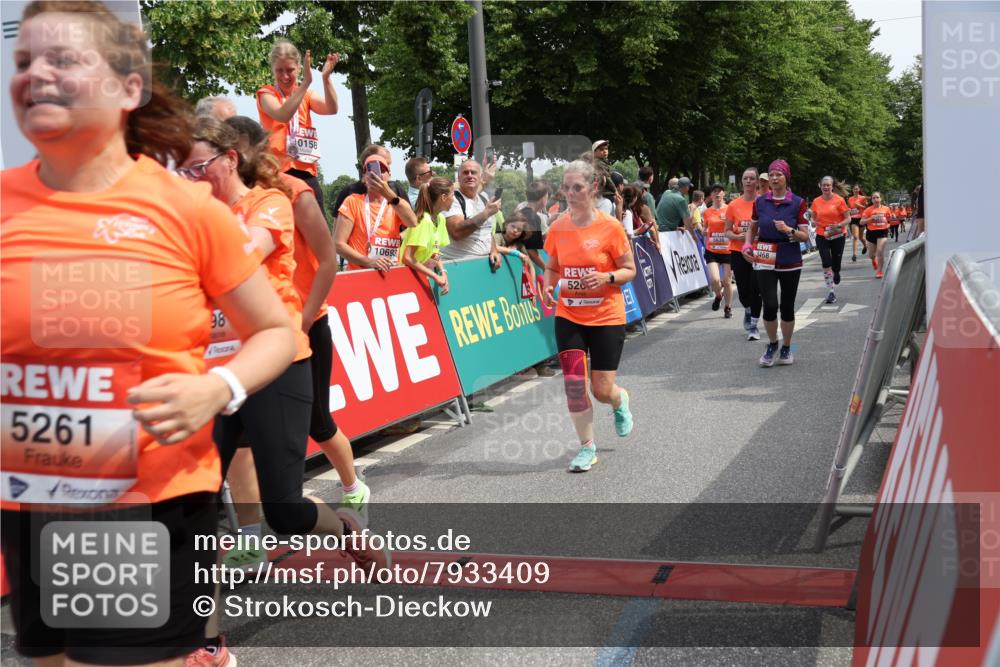 15.06.2025 - REWE Women's Run Strokosch-Dieckow http://msf.ph/oto/7933409 15.06.2025 11:05:59 Ziel 5005, 5189, 5195, 5212, 5261, 5265, 5270, 5285, 5298, 5450, 5468, 5522, 5530, 5553, 5559, 5636 meine-sportfotos.de