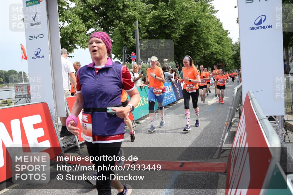 15.06.2025 - REWE Women's Run Strokosch-Dieckow http://msf.ph/oto/7933449 15.06.2025 11:06:02 Ziel 5189, 5195, 5212, 5261, 5265, 5270, 5285, 5298, 5450, 5468, 5522, 5530, 5553, 5559, 5636 meine-sportfotos.de
