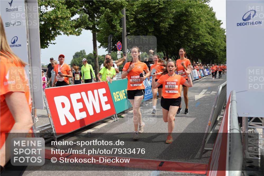 15.06.2025 - REWE Women's Run Strokosch-Dieckow http://msf.ph/oto/7933476 15.06.2025 11:06:04 Ziel 5189, 5195, 5212, 5261, 5265, 5270, 5285, 5298, 5450, 5468, 5522, 5530, 5559, 5602, 5636 meine-sportfotos.de
