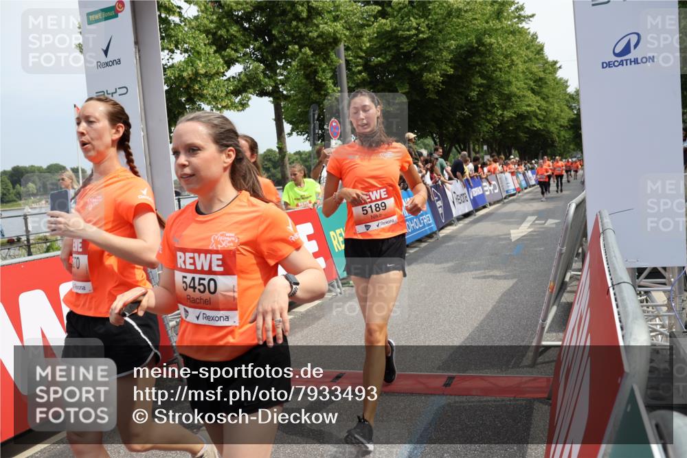 15.06.2025 - REWE Women's Run Strokosch-Dieckow http://msf.ph/oto/7933493 15.06.2025 11:06:06 Ziel 5189, 5212, 5265, 5270, 5285, 5450, 5468, 5522, 5530, 5559, 5602, 5636 meine-sportfotos.de