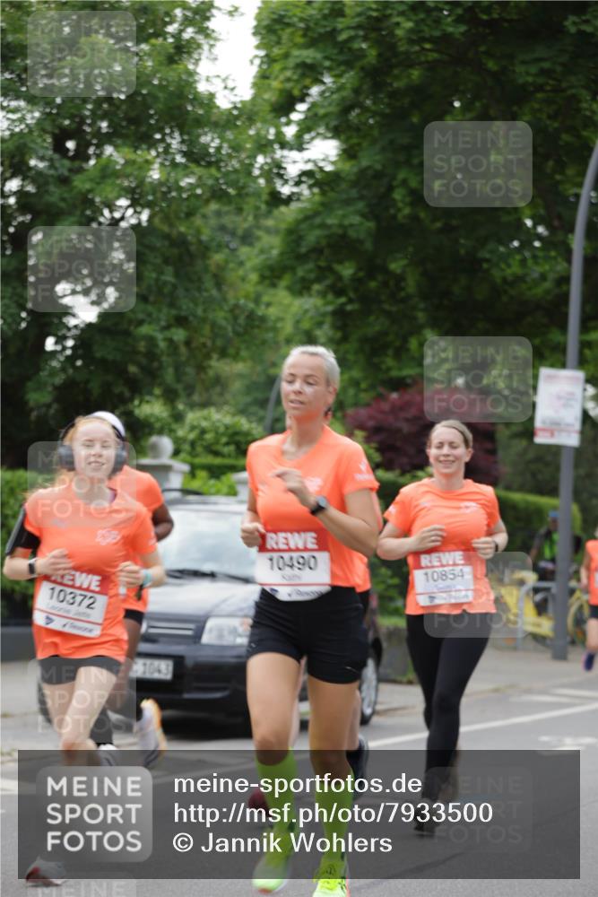 15.06.2025 - REWE Women's Run Jannik Wohlers http://msf.ph/oto/7933500 15.06.2025 08:25:15 Laufen 10372, 1043, 10490, 57, 10854 meine-sportfotos.de