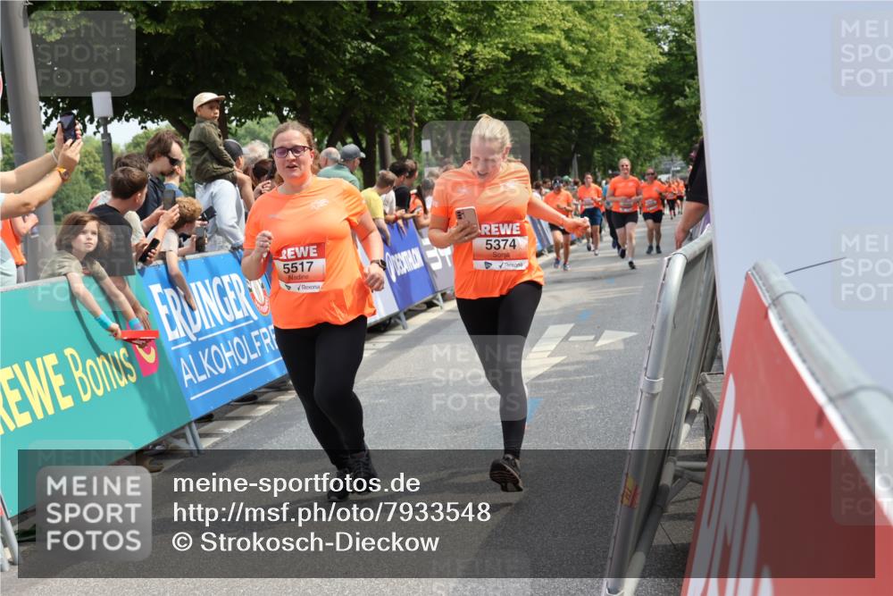 15.06.2025 - REWE Women's Run Strokosch-Dieckow http://msf.ph/oto/7933548 15.06.2025 11:06:12 Ziel 5189, 5374, 5517, 5522, 5556, 5602 meine-sportfotos.de