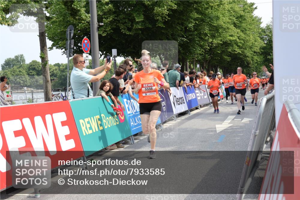 15.06.2025 - REWE Women's Run Strokosch-Dieckow http://msf.ph/oto/7933585 15.06.2025 11:06:15 Ziel 5013, 5029, 5288, 5374, 5424, 5517, 5556, 5602, 5666 meine-sportfotos.de