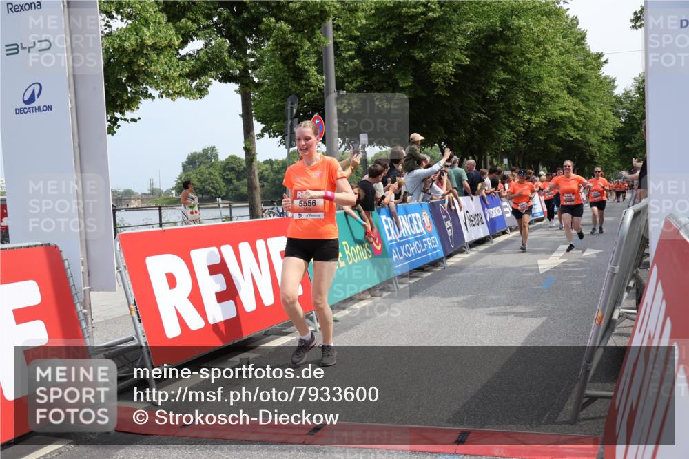 15.06.2025 - REWE Women's Run Strokosch-Dieckow http://msf.ph/oto/7933600 15.06.2025 11:06:16 Ziel 5013, 5029, 5257, 5288, 5374, 5424, 5517, 5556, 5602, 5666 meine-sportfotos.de