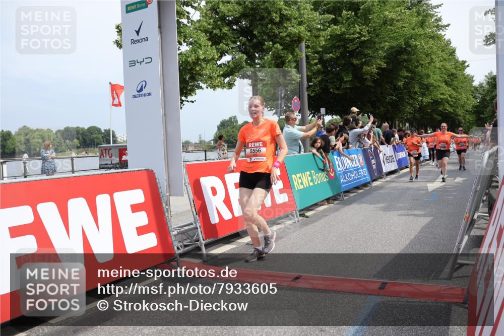15.06.2025 - REWE Women's Run Strokosch-Dieckow http://msf.ph/oto/7933605 15.06.2025 11:06:16 Ziel 5013, 5029, 5257, 5288, 5374, 5424, 5517, 5556, 5602, 5666 meine-sportfotos.de