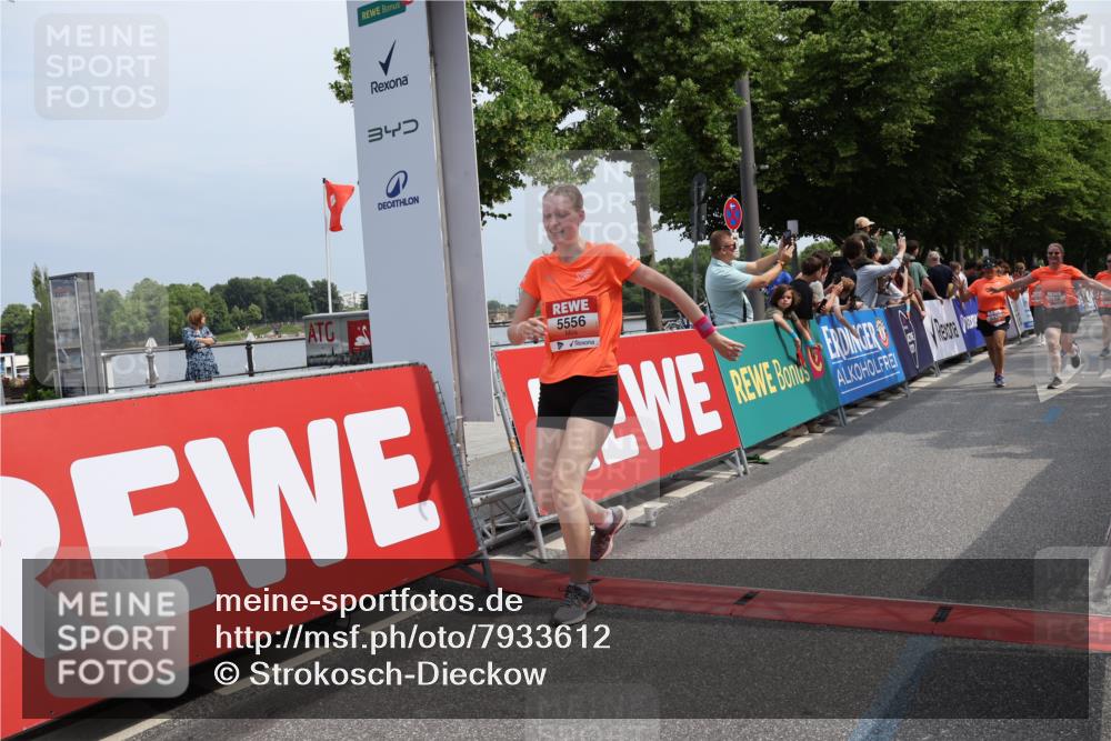 15.06.2025 - REWE Women's Run Strokosch-Dieckow http://msf.ph/oto/7933612 15.06.2025 11:06:17 Ziel 5013, 5029, 5257, 5288, 5374, 5424, 5517, 5556, 5666 meine-sportfotos.de