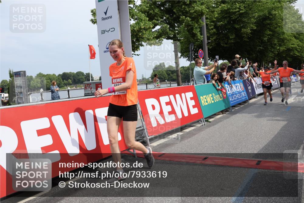 15.06.2025 - REWE Women's Run Strokosch-Dieckow http://msf.ph/oto/7933619 15.06.2025 11:06:17 Ziel 5013, 5029, 5257, 5288, 5374, 5424, 5517, 5556, 5666 meine-sportfotos.de