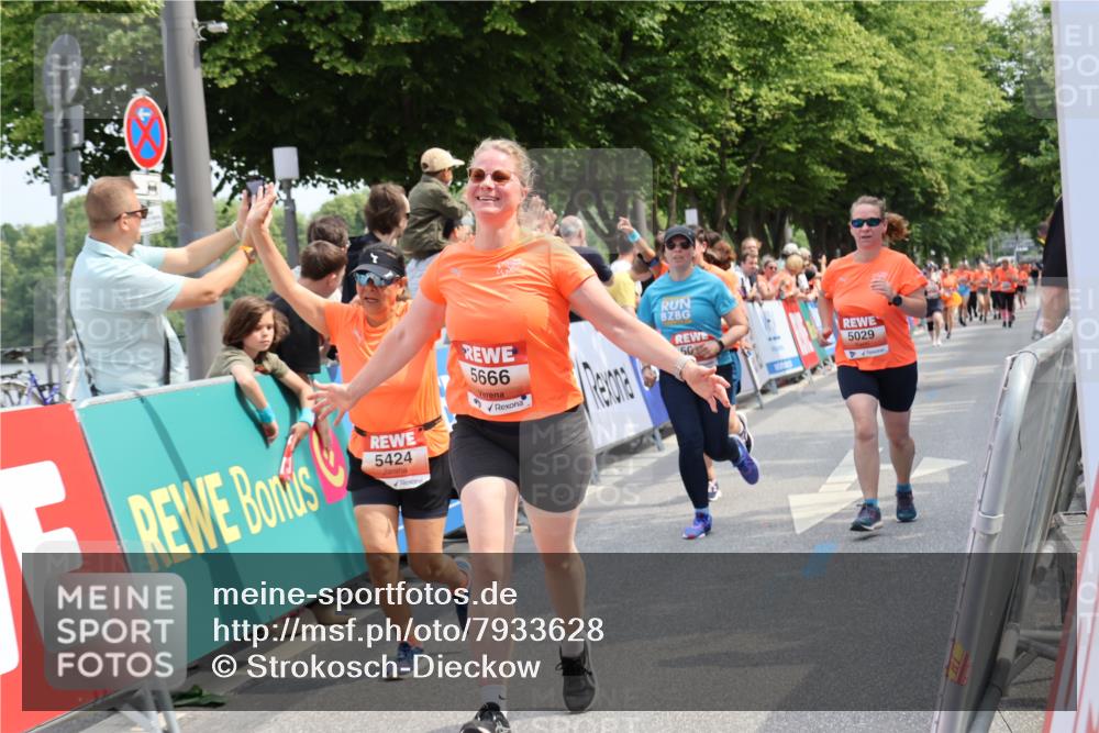 15.06.2025 - REWE Women's Run Strokosch-Dieckow http://msf.ph/oto/7933628 15.06.2025 11:06:19 Ziel 5013, 5029, 5257, 5288, 5374, 5424, 5517, 5556, 5666 meine-sportfotos.de
