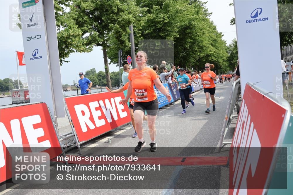 15.06.2025 - REWE Women's Run Strokosch-Dieckow http://msf.ph/oto/7933641 15.06.2025 11:06:19 Ziel 5013, 5029, 5257, 5288, 5374, 5424, 5517, 5556, 5666 meine-sportfotos.de