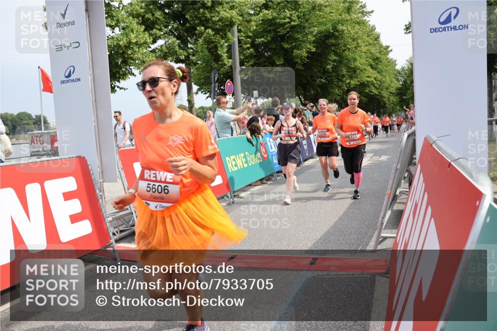 15.06.2025 - REWE Women's Run Strokosch-Dieckow http://msf.ph/oto/7933705 15.06.2025 11:06:31 Ziel 5061, 5084, 5153, 5356, 5606 meine-sportfotos.de