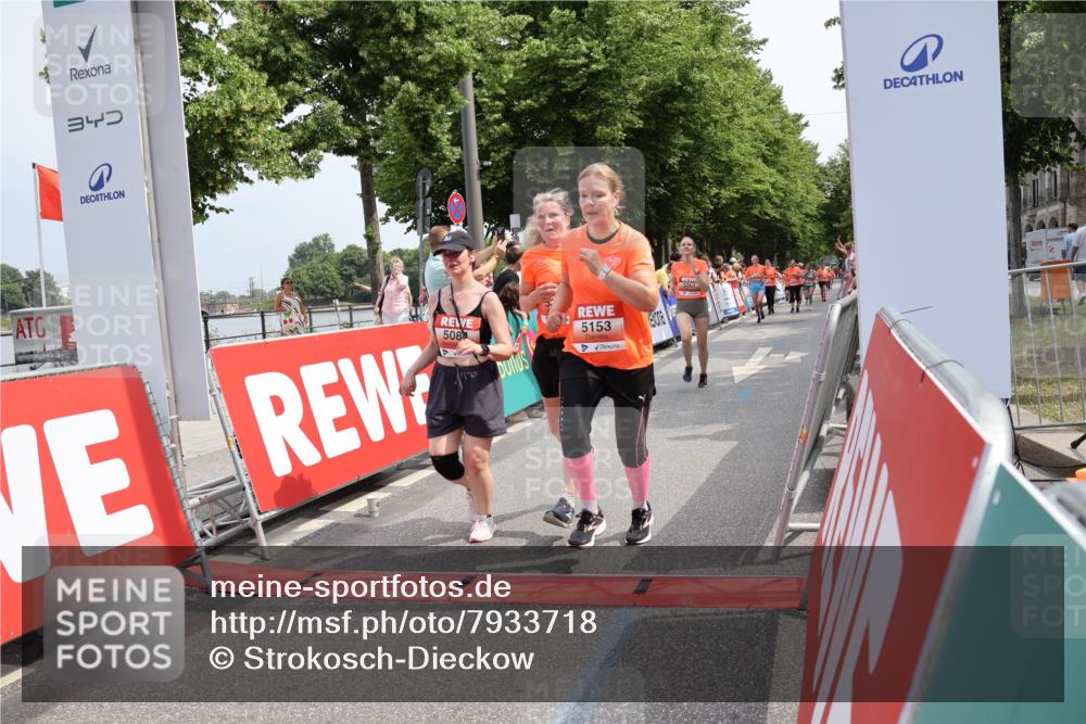15.06.2025 - REWE Women's Run Strokosch-Dieckow http://msf.ph/oto/7933718 15.06.2025 11:06:32 Ziel 5061, 5084, 5153, 5324, 5356, 5606 meine-sportfotos.de