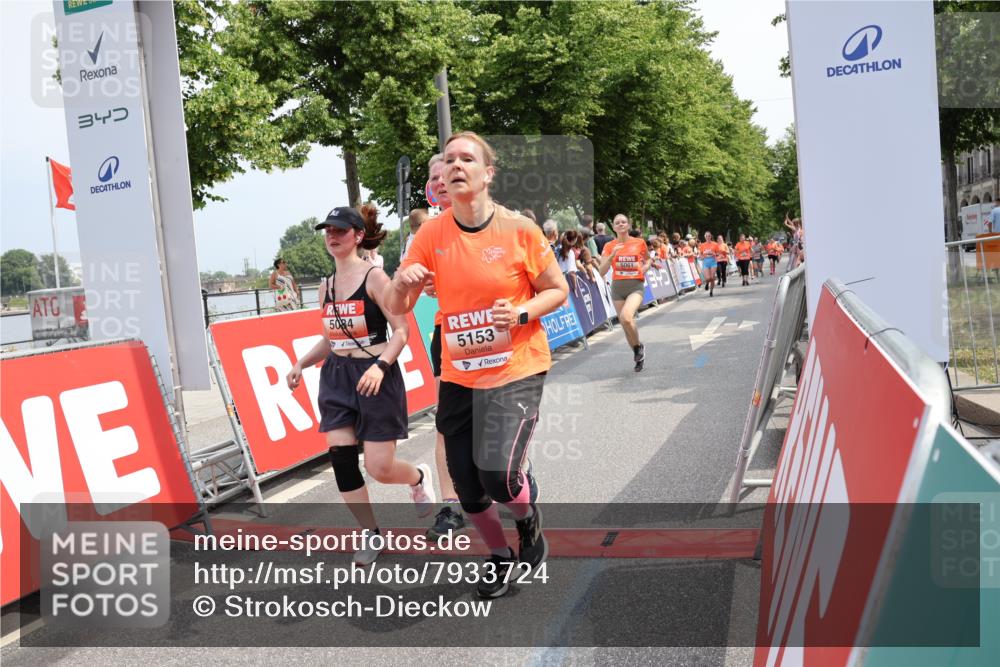 15.06.2025 - REWE Women's Run Strokosch-Dieckow http://msf.ph/oto/7933724 15.06.2025 11:06:32 Ziel 5061, 5084, 5153, 5324, 5356, 5606 meine-sportfotos.de